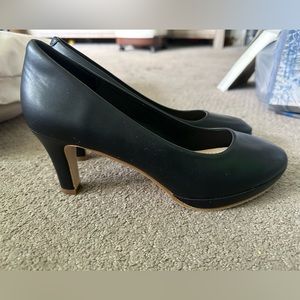 BRAND NEW Basic Black Pumps